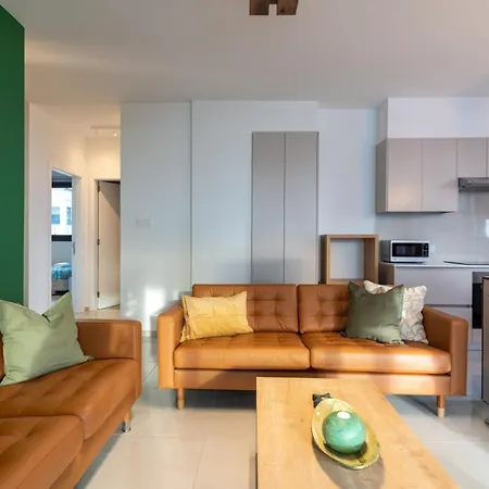 Beachcomber 2-bedroom In Ларнака