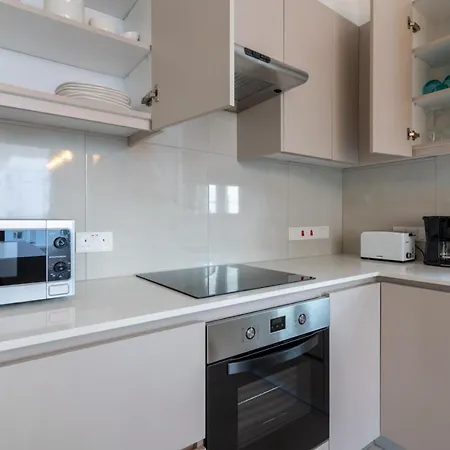 Beachcomber 2-bedroom In Ларнака